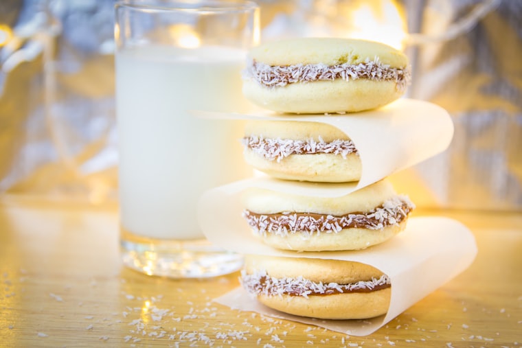 Alfajores de maicena rellenos de dulce de leche